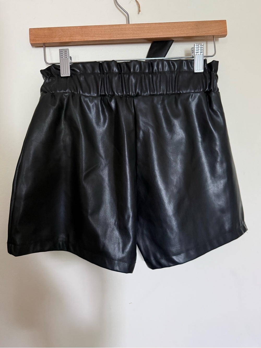 Belted Faux leather shorts - Picture 3 of 4